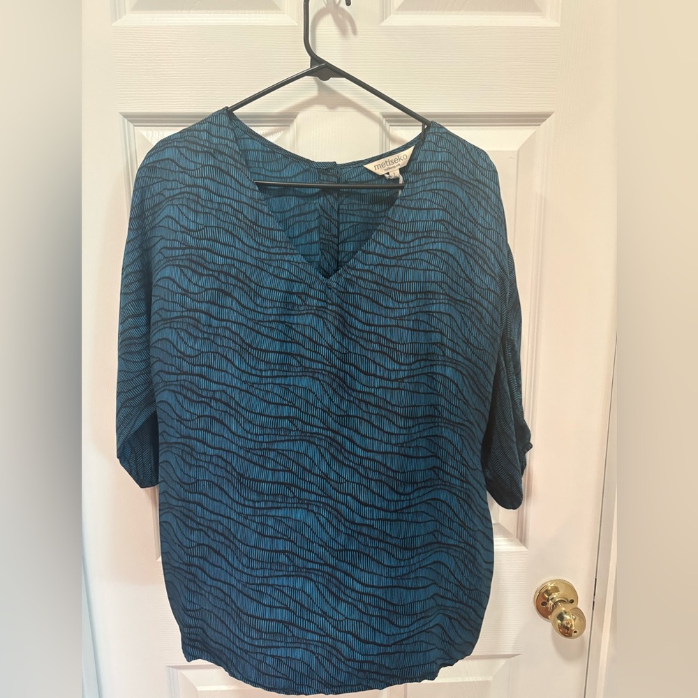 Metiseko 100% Mulberry Silk 3/4 sleeve blue and black women’s top w back buttons